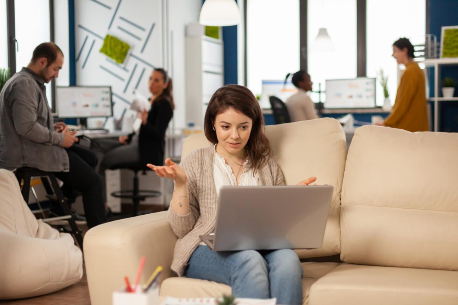 Investmentstrategien visuell dargestellt mit Diagrammen und Analysewerkzeugen