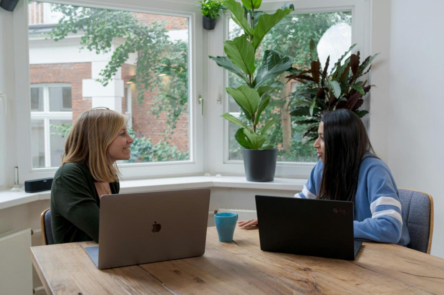 Finanzanalyse Arbeitsplatz mit modernen Analysewerkzeugen