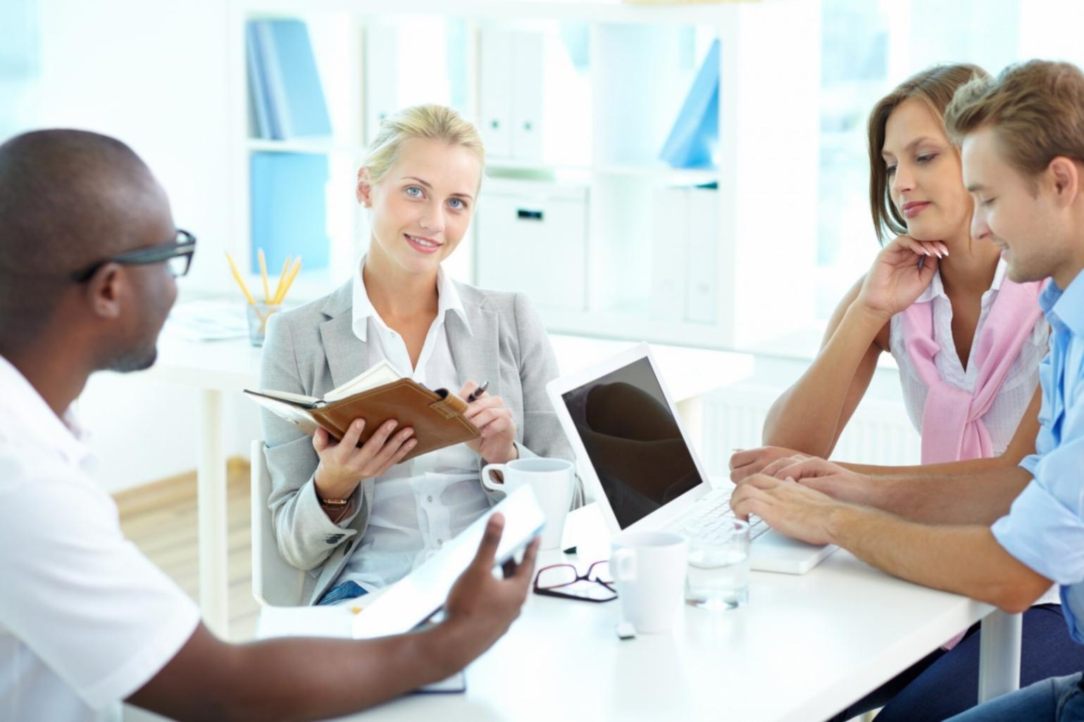 Strukturierter Lernplan mit Zeitachse und Meilensteinen für Investment-Weiterbildung